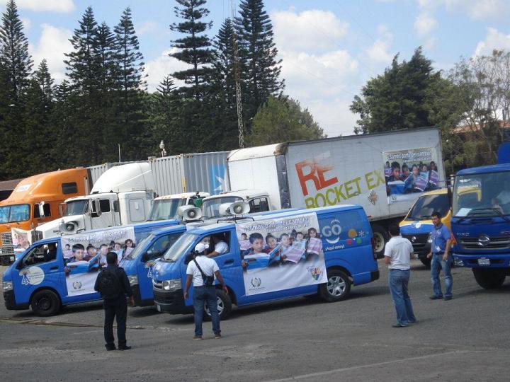 Trailers, camiones y otros vehículos utilizados en el traslado de los libros de texto